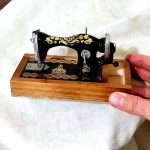 دکوری ماکت چرخ خیاطی قدیمی | Vintage-style sewing machine replica decoration - تصویر 2